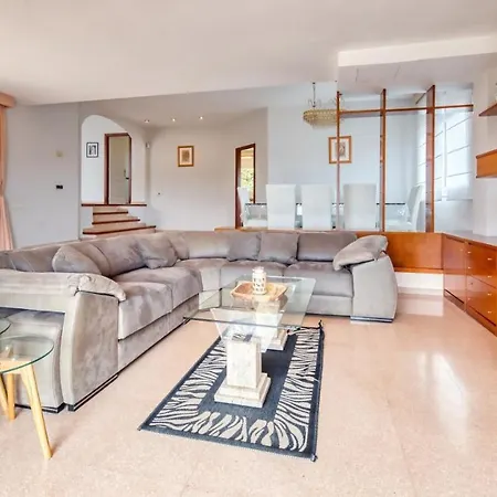 Sleeps 10 Pool Wifi Villa